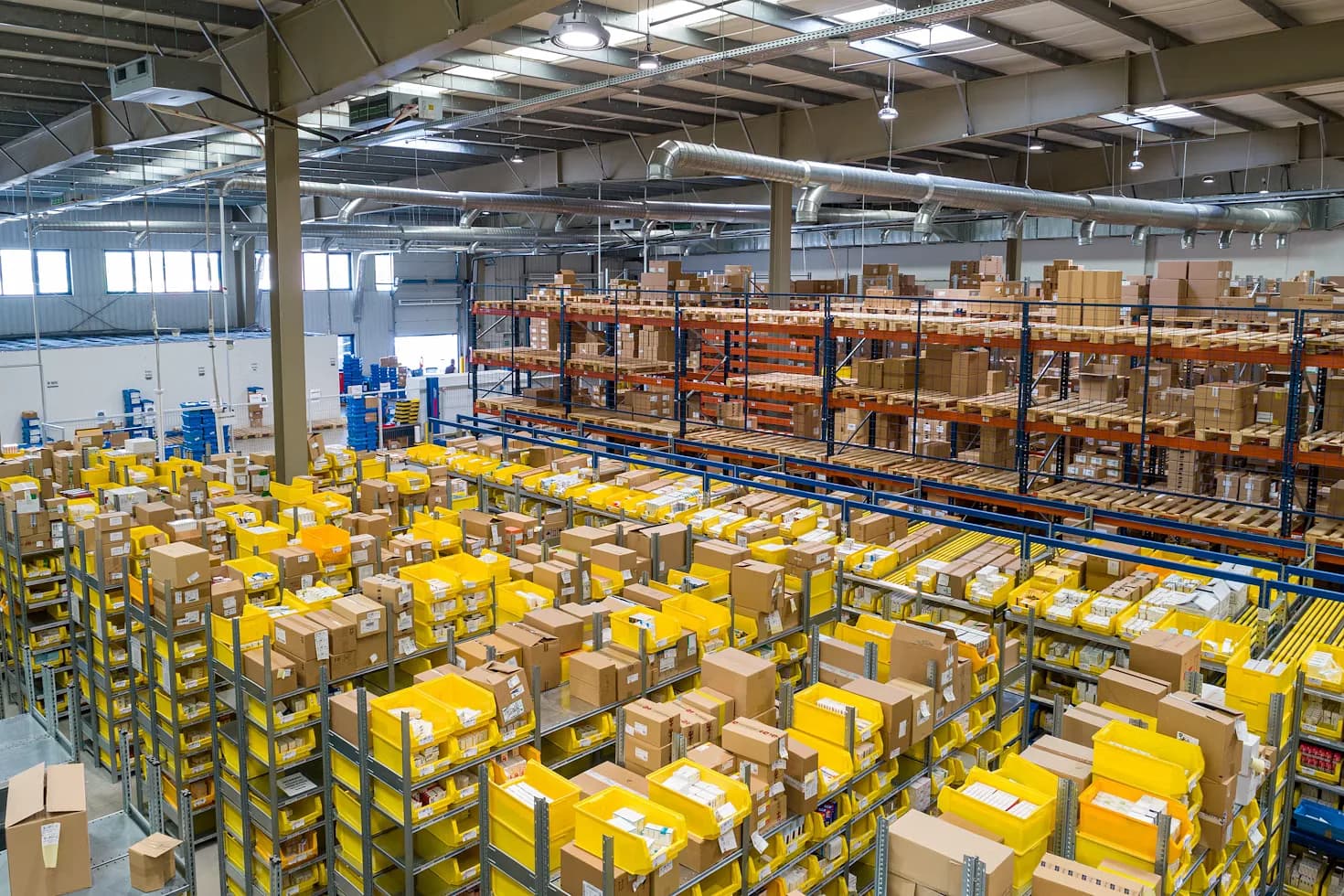 A guerra dos galpões: o que a disputa entre Mercado Livre e Shopee significa para o seller multicanal
